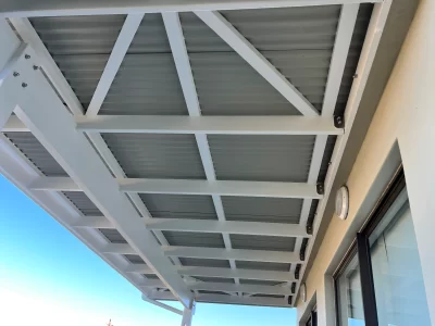 A small roof over a veranda in Chintsa East